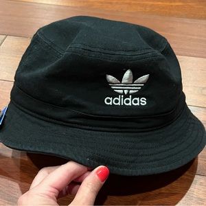 ADIDAS BLACK/WHITE BUCKET HAT, UNISEX, NEW WITH TAGS.